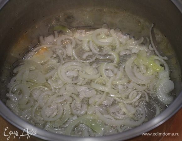 В это время очистить лук и чеснок, порезать и отправить в раскаленное масло, тушить до прозрачности.