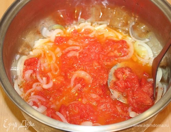 Толкушкой размять помидоры.