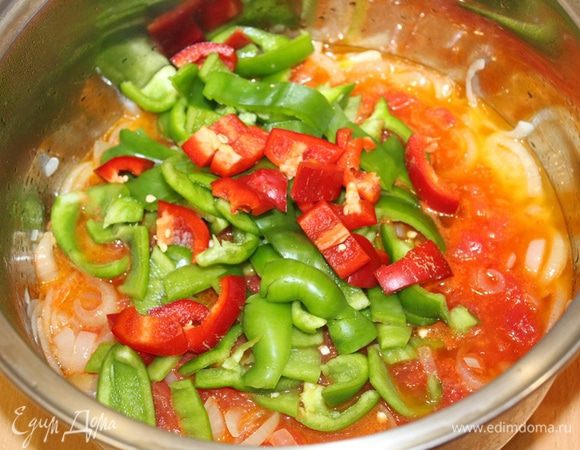 Болгарский перец порезать кусочками и добавить в овощную смесь.