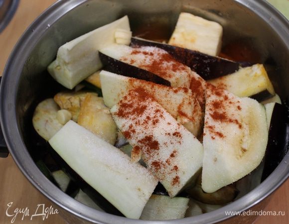 Затем добавляем баклажаны, солим, перчим и тушим на среднем огне 1 час.