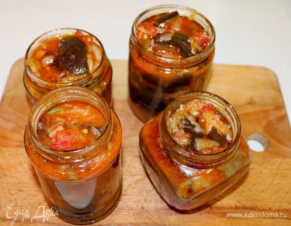 Разложите лечо из баклажанов по стерильным банкам и закатайте.