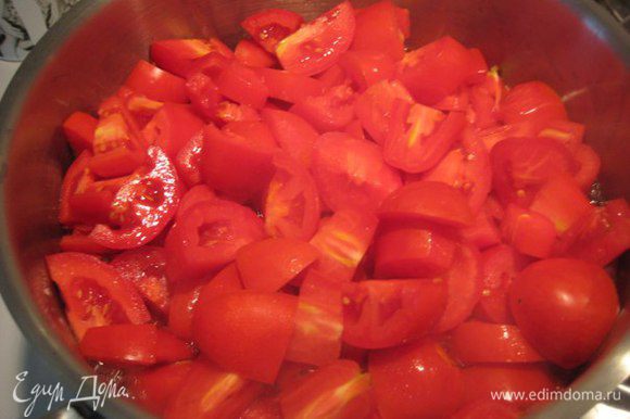 Помыть помидоры, нарезать на 6-8 частей, если есть темные пятнышки - вырезать. Сложить в большую кастрюлю, поставить на средней огонь.