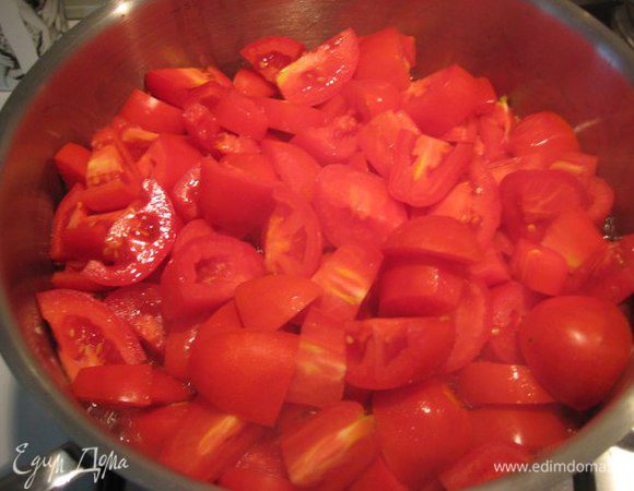 Помыть помидоры, нарезать на 6-8 частей, если есть темные пятнышки - вырезать. Сложить в большую кастрюлю, поставить на средней огонь.
