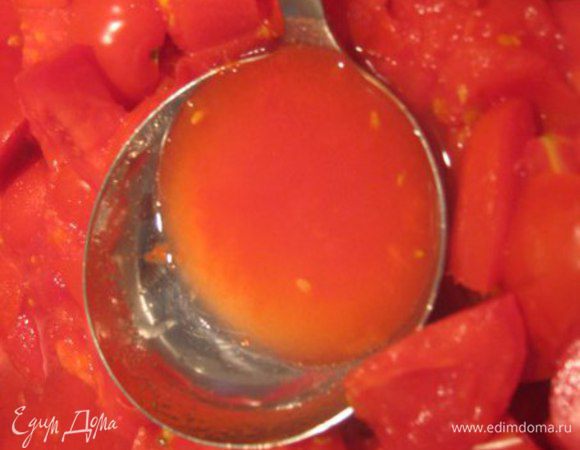 Буквально через несколько минут помидоры начнут выделять сок. Половником отодвинуть помидоры и по максимуму воду собрать и вылить.
Варить помидоры с момента закипания 1 час, периодически помешивая. За это время они полностью размягчатся.