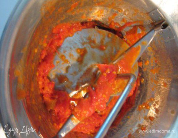 Теперь необходимо протереть помидорную массу, чтобы избавиться от кожицы и семян.