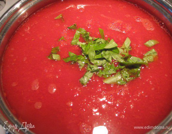 Листья базилика помыть, порезать.
Ставим снова варить томатную массу, всыпаем базилик. Посолить.
Варим на небольшом огне, крышкой не накрываем, периодически помешивая деревянной лопаткой. Чем сильнее будет увариваться соус, тем чаще нужно помешивать, чтобы не пригорел, и тем сильнее он будет "плеваться", нужно быть аккуратным, чтобы не обжечься.
Варить соус 3-4 часа в зависимости от водянистости помидор. Соус нужно хорошо уварить.