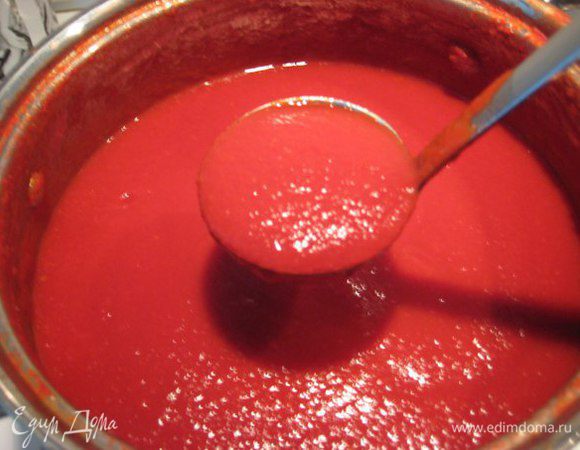 Соус пробить погружным блендером для придания шелковистой однородной структуры. Это у меня уже уваренный соус, посмотрите, какой он густой и яркий!