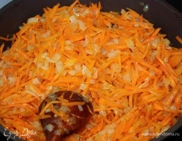 Все овощи очищаем и вымываем. Лук шинкуем на кубики одинакового размера. Морковку нарезаем соломкой. Лук пассируем в глубоком сотейнике на растительном масле до прозрачного состояния на среднем огне. Затем добавляем мёд и перемешиваем лук до тех пор, пока мёд не растворится полностью, а лук не закарамелизируется.  После этого добавляем морковку и пассируем около 10 минут.