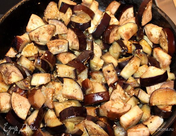 Баклажаны нарезаем крупно и обжариваем их на растительном масле. Периодически надо перемешивать, чтобы вся масса обжарилась однородно.  