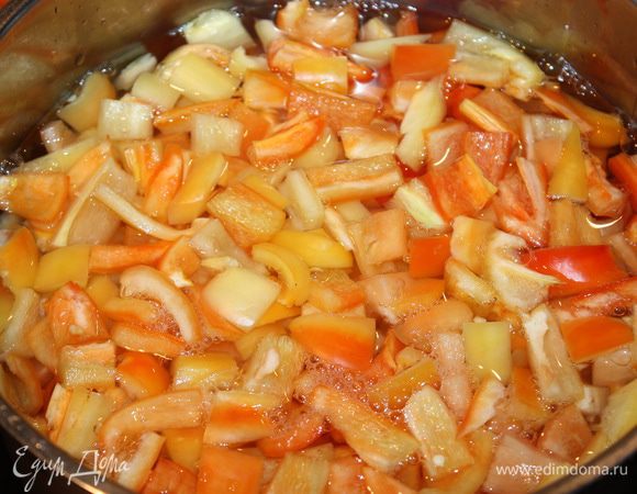 Болгарский перец нарезаем на кубики и опускаем в кипящую воду на 5-7 минут. 