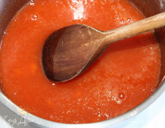 Алычу кладем в кастрюльку, заливаем водой, кипятим 7 минут. Воду сливаем (она нам не нужна). Протираем алычу через сито. Нам нужно только пюре.