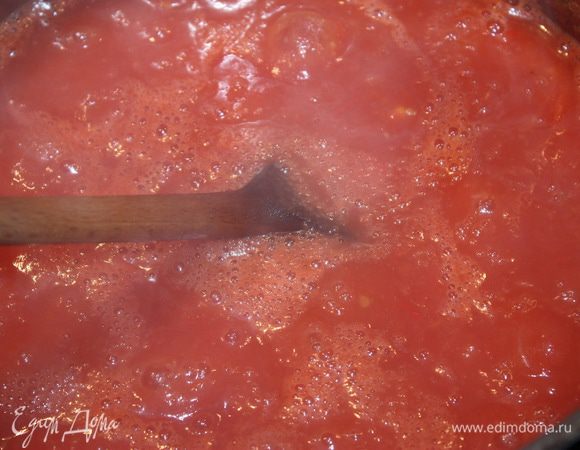 Помидоры очищаем от кожуры, пропускаем через мясорубку, или натираем на терке, или режем на кубики. Пробиваем блендером, доводим до кипения и вливаем пюре из алычи. 