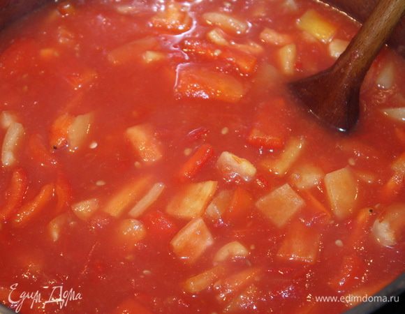 Всыпаем бланшированный перец в соус. Доводим до кипения.