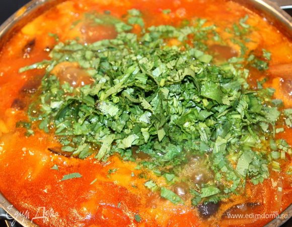 Всыпаем порубленную зелень и добавляем бальзамический уксус. Как только овощи закипели, уменьшаем огонь на самый минимум, выдерживаем 3-4 минуты в кипящем состоянии. 