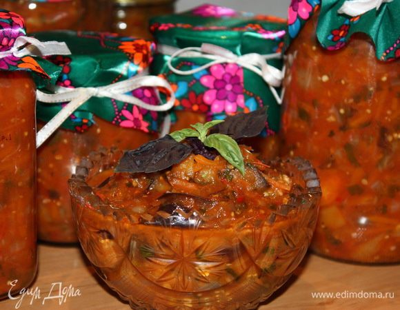 Раскладываем готовую икру в стерильные банки, закатываем и оставляем полностью остывать при комнатной температуре.