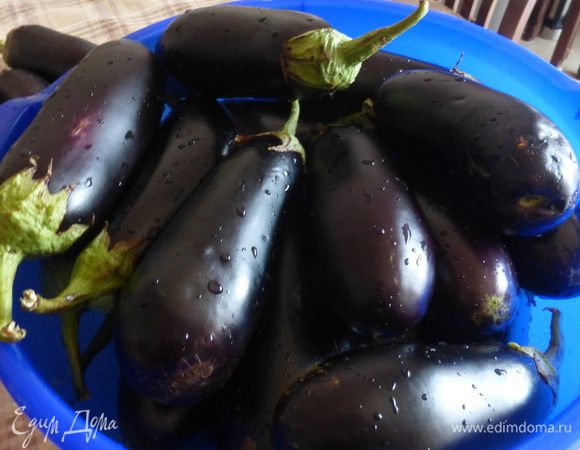 Подготовить баклажаны: помыть, удалить хвостики. 
Баклажаны должны быть не крупные, чтобы могли поместиться в 3-х литровый баллон и, по-возможности, с небольшим количеством семян.