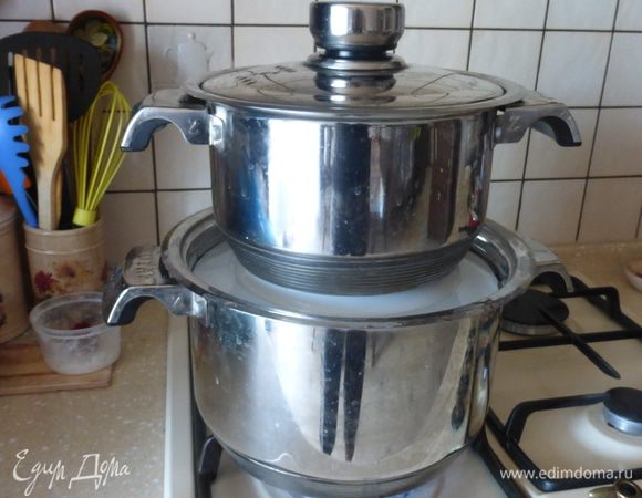 Отварить баклажаны в хорошо подсоленной воде 10-15 минут. Насколько я помню, воду солят для того, чтобы баклажаны не разварились. Поскольку при варке баклажаны всплывают, я отваривала их под гнетом.