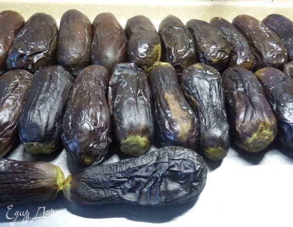 По истечении указанного времени воду слить, дождаться когда баклажаны остынут и разложить их на ровной поверхности для того, чтобы положить на них гнет. У меня для этой цели имеется специальная доска, покрытая пищевым алюминием (муж-умелец много лет назад изготовил).