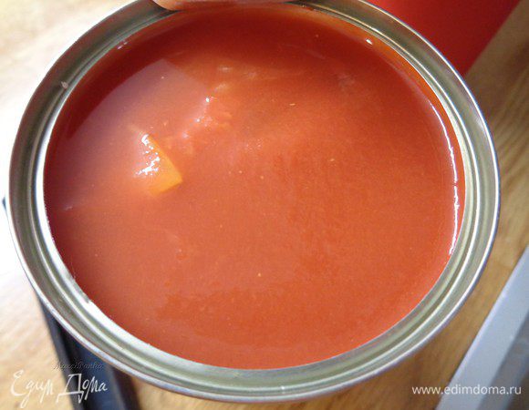 Добавить в суп полбанки помидор (у меня порезанные, в собственном соку). Дать закипеть.