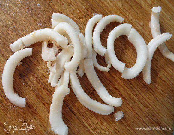 Кальмары разрезать пополам и добавить к супу.