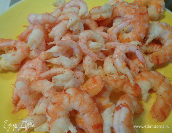 В конце добавить креветки. Дать супу закипеть и убрать кастрюлю с плиты.