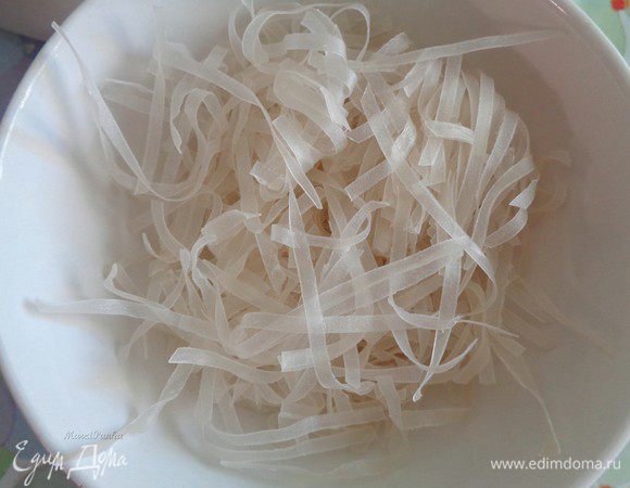 Рисовую лапшу поломать на кусочки.