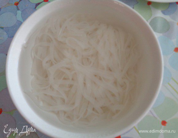 Залить кипятком, прикрыть и оставить по инструкции (у меня) на 3 минуты.