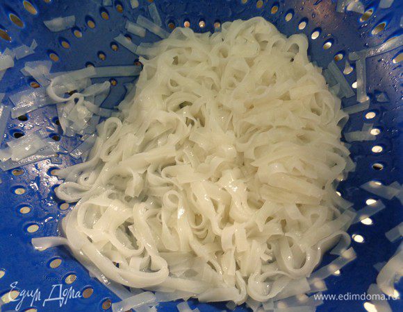 Затем слить воду и промыть лапшу в дуршлаге холодной водой.