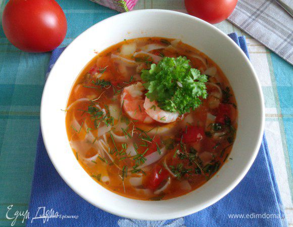 Можно добавить лапшу к супу, а можно разложить ее по суповым пиалам и сверху налить суп. Делайте как вам удобнее.