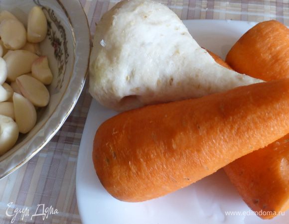 Пока баклажаны лежат под гнетом, подготавливаем чеснок, морковь и пастернак.