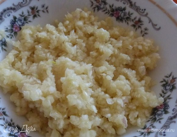 Чеснок пропустить через мясорубку.