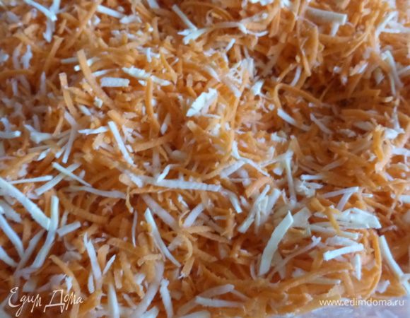 Морковь и пастернак потереть на крупной терке или измельчить до состояния тонкой соломки в блендере. 