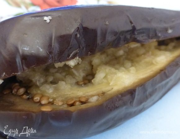 Баклажаны надрезать. Приготовить 2 блюдца (или другую емкость). В одно блюдце насыпать мелкую столовую соль, в другое - молотый черный перец. Влажный палец окунуть в соль и смазать солью баклажан внутри, аналогично поступить с молотым черным. Положить внутрь баклажана измельченный чеснок, примерно 1 чайную ложку без горки.