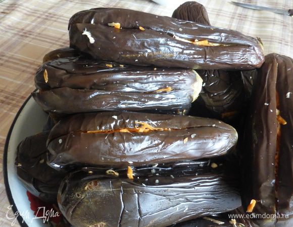 Наши баклажаны подготовлены для закладки в банки. Я  мою банки  с содой, а затем обдаю кипятком.