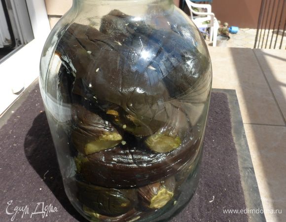 Аккуратно, достаточно плотно раскладываем баклажаны по банкам. Из указанного количества баклажанов (5 кг) у меня получилось 2 трехлитровых баллона.