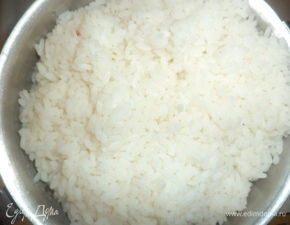 Рис отварить в подсоленной воде до полуготовности. Затем откинуть на сито.