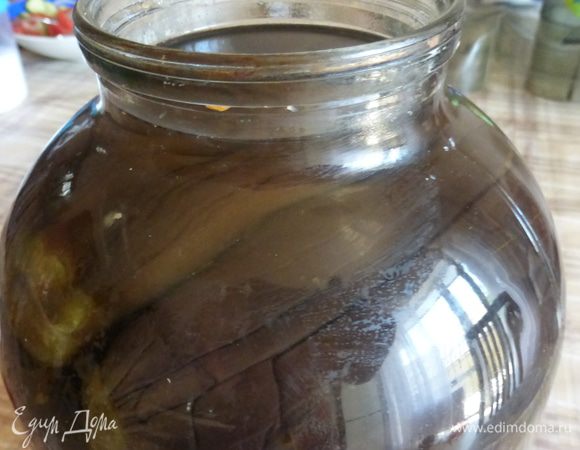 Залить баклажаны охлажденным рассолом, который мы заранее приготовили. По рецепту рассол готовится из расчета 700 гр соли на 10 л воды , соответственно на 5 литров воды - 350 г соли В ингредиентах я указала - 300 г, т. к. при варке сильно посолила воду в которой они варились. Банки с баклажанами поставить для брожения на 3 -5 дней. 
Обязательно подставить под банки тарелки, т.к. при брожении часть рассола будет выливаться. Если будет образовываться пена - ее нужно снимать (у меня пены не было). Оставшийся рассол сохраните. Он вам может понадобиться в случае, если его много вылилось в процессе  брожения. 
