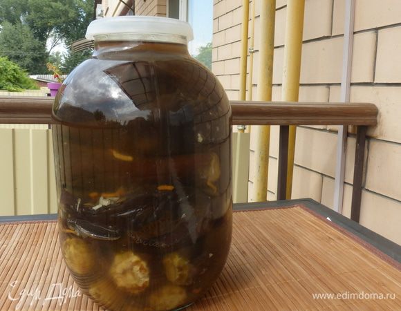 Процесс брожения все-таки индивидуален. Баклажаны могут в течении 3-х дней перебродить, к примеру, если очень жаркая погода. Я свои банки закрыла на 5-ый день. Брожение заканчивается, когда рассол перестает подниматься. В результате брожения в баллонах со временем образуется осадок, который не влияет на вкусовые качества готового продукта.
Когда мы увидели, что наши баклажаны готовы, добавляем в каждый баллон рассол (в случае необходимости) и сверху наливаем по 1 столовой ложке подсолнечного масла. Затем плотно закрываем баллоны обычными чистыми полиэтиленовыми крышками, предварительно обдав их кипятком.
Хранить банки можно в квартире или в подвале.