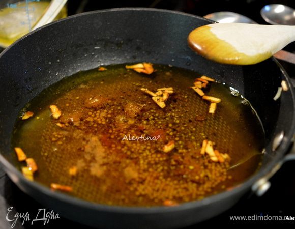 На небольшой сковороде разогреть оливковое масло, добавить чеснок мелко порезанный, протертый имбирь, семена горчицы, черный перец, молотую куркуму, тмин, кайенский перец. Готовить, помешивая, 2 мин или до ароматного запаха.
Вылить аккуратно ароматную смесь в рисовый уксус с сахаром и солью. Перемешать.