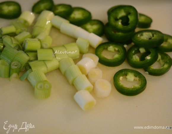 Порезать зеленые стрелки лука (4 шт) - белую и зеленую нежную часть. Халапеньо кружочками, очистить от семян.
Помидоры предлагает автор обычные, разрезать на 6 частей. Я использовала черри, проткнув шпажкой по центру раз.