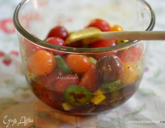 Смешать томаты, халапеньо и зеленый лук в емкости, добавить маринад. Вновь перемешать. Дать постоять при комнатной температуре 4 часа или 8 часов в холодильнике.