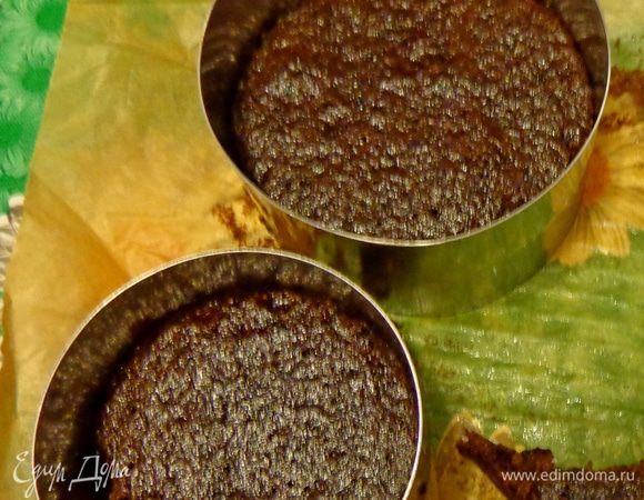 Все как всегда: взбить масло с сахаром, по одному добавить яйца, затем ввести муку, какао и разрыхлитель. Печь на противне минут 30 при 180 градусах. Готовый бисквит остудить и кольцами вырезать круги нужного диаметра. таких кружков надо будет сделать по три на каждую чашку/креманку.
