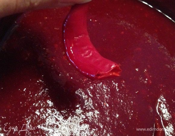 Добавить чеснок, пропущенный через пресс и кусочек (2-3 см) острого перца-если хотите поострей!:) Готовить еще минут 15.