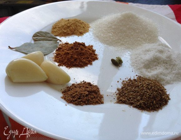 Затем добавить все специи, хорошо перемешать и продолжить готовить на медленном огне 10-15 минут!