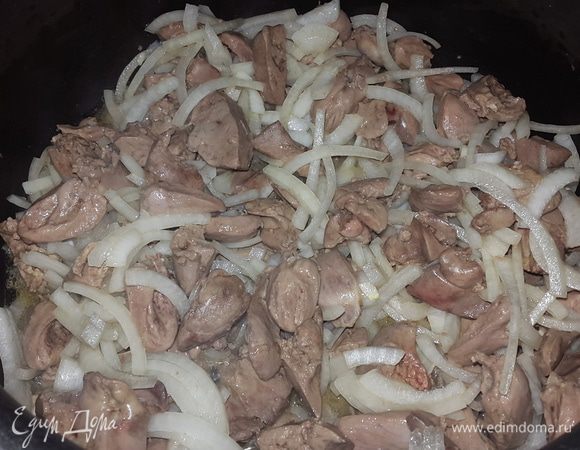 В сотейнике или кастрюле с тефлоновым покрытием на оливковом масле, обжариваем предварительно вымытые и разрезанные куриные сердечки и печень.

Немного солим и добавляем лук нарезанный полукольцами, обжариваем на небольшом огне.