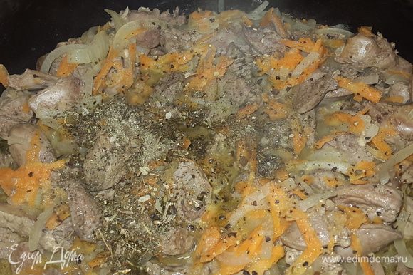 Следом добавляем натертую на крупной терке морковь, перчим, посыпаем сушеным тимьяном, перемешиваем и тушим примерно 7 минут.