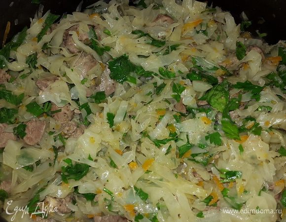 Когда капуста готова, добавляем нарубленную петрушку, перемешиваем и выключаем. Даем немного отдохнуть.