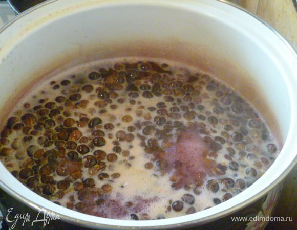 Довести до кипения, затем варить на медленном огне 15 минут.