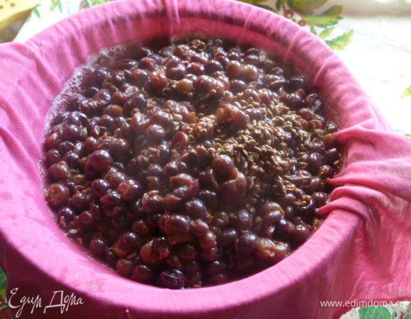 Затем отфильтровать через 3 слоя марли (у меня легкая ткань, которая хорошо пропускает только жидкость).
Хорошо отжать до сухого жмыха.