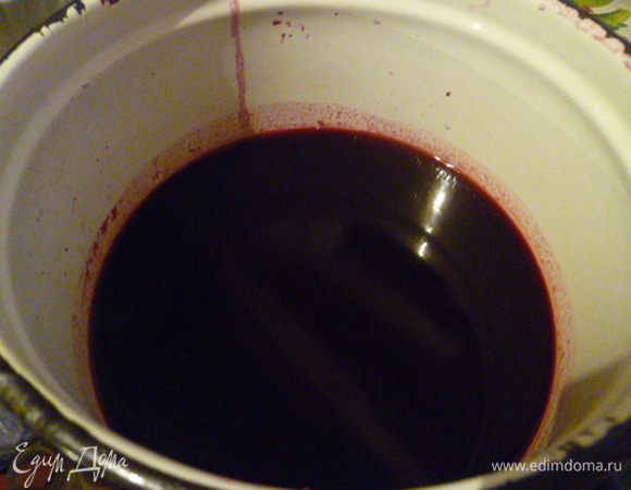 У меня получилось 1 литр виноградного сока.
Сок нам пока не нужен, его я перелила в баночку с крышкой и поставила в холод.